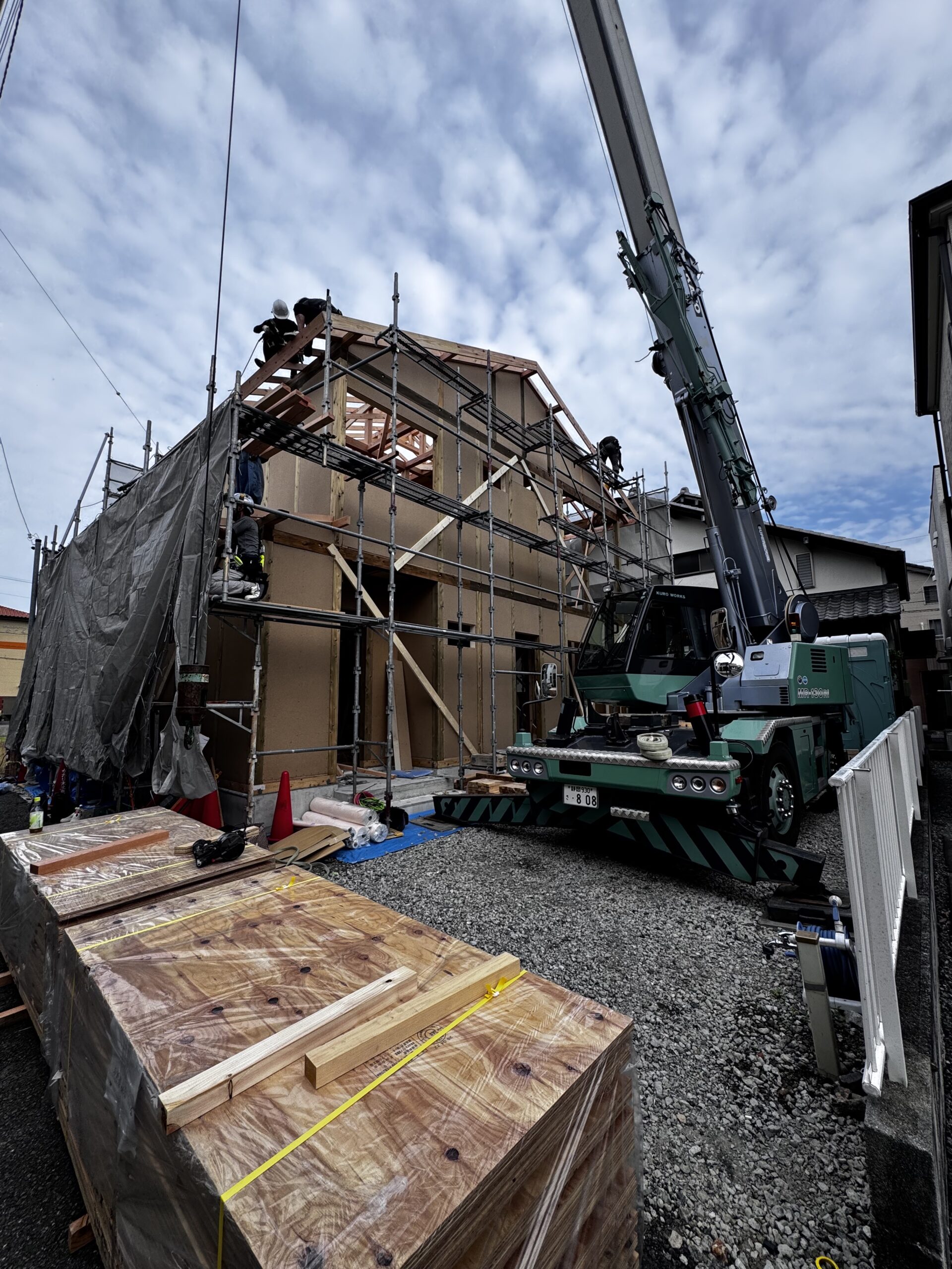 構造見学会の現場 クレーンでパネルを建て込む施工中の様子